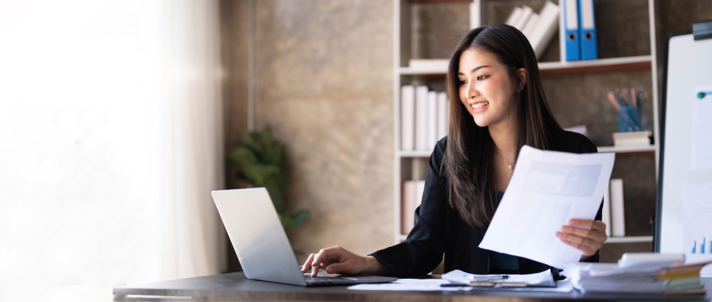 Woman filing her ACA returns electronically