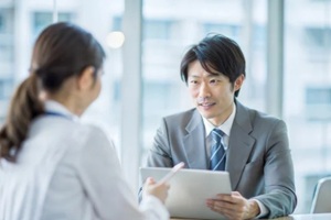 asian consultant man with female hr